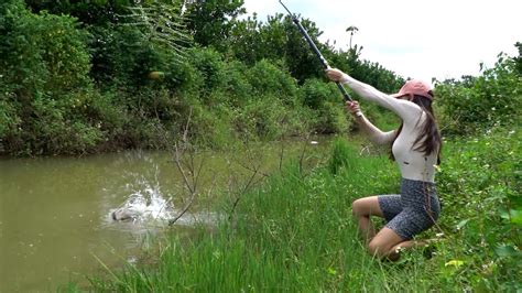 Play Fishing Girl .